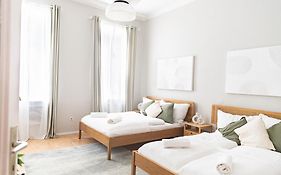 Spacious Apartment, 3 Min To U1 Reumannplatz